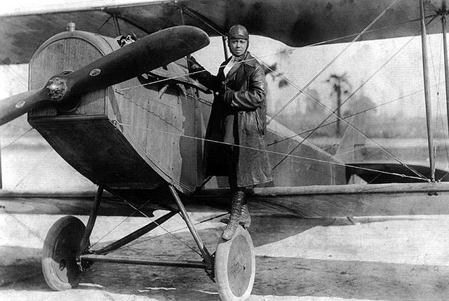 640px-Bessie_Coleman_and_her_plane_(1922)